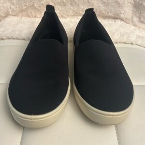 ECCO Black and White Slip-On Sneakers with Textured Fabric/ ZIZE 9
